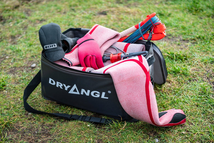 Dryangl GearTub mit nassem Neoprenanzug und Kitesurf-Ausrüstung – praktische Trockentasche für Surfer:innen und Wassersport