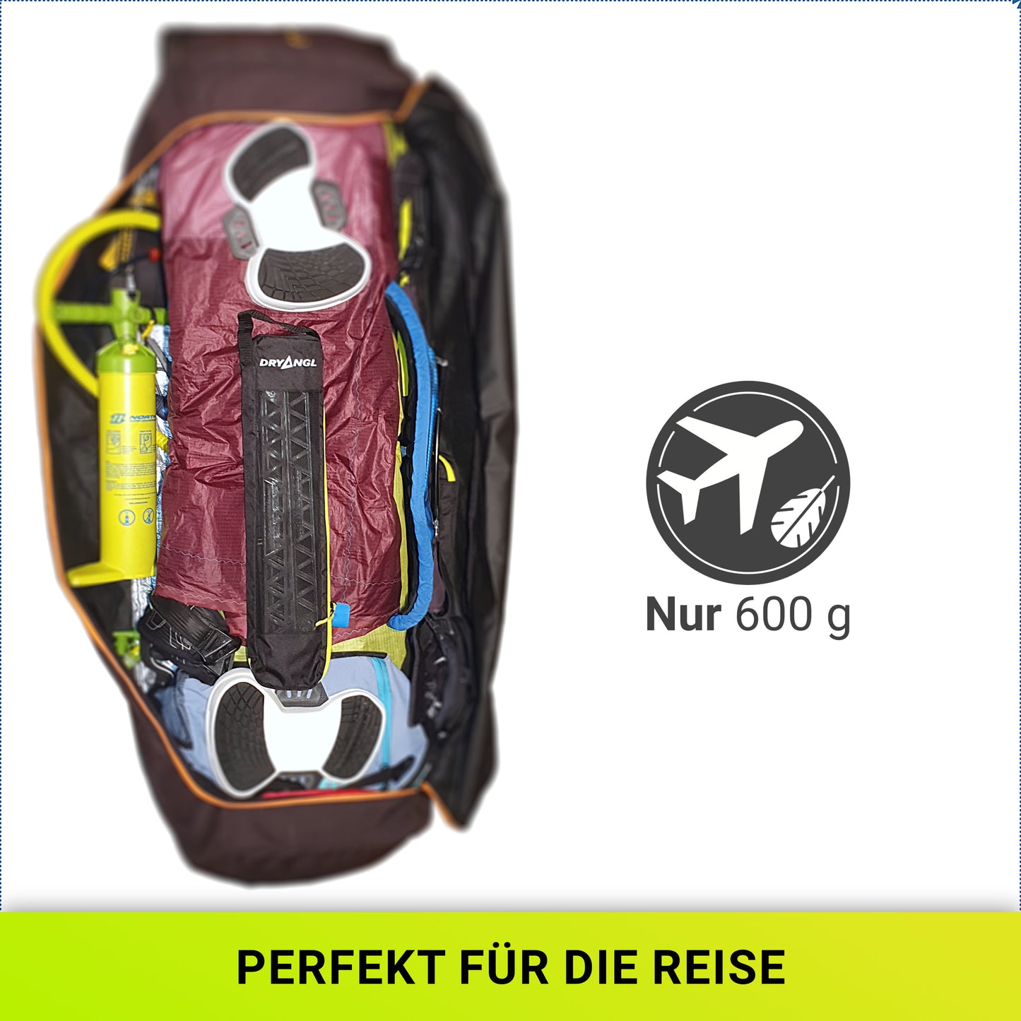 Kompakter DRYANGL Neoprenbügel im Reisegepäck – nur 600g Gewicht, ideal für Flugreisen