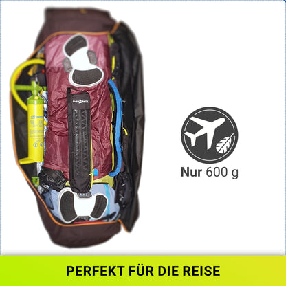 Kompakter DRYANGL Neoprenbügel im Reisegepäck – nur 600g Gewicht, ideal für Flugreisen