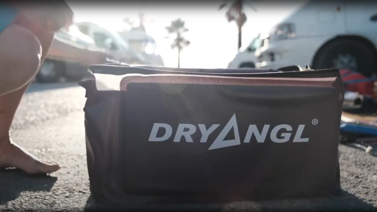 Video laden: In diesem kurzen Clip zeigen wir dir den Dryangl GearTub im Einsatz direkt am Strand. Egal ob nasser Neoprenanzug oder sandiges Zubehör – mit der wasserdichten Trockentasche bleibt alles sauber verstaut. Wasserdicht &amp; robust. Ideal für Barfuß-Umziehen auf Asphalt oder Sand. Perfekt für Vanlife, Kitesurfen &amp; Wassersport. Jetzt entdecken: www.dryangl.de #dryangl #geartub #neoprenanzug #wassersport #kitesurfing