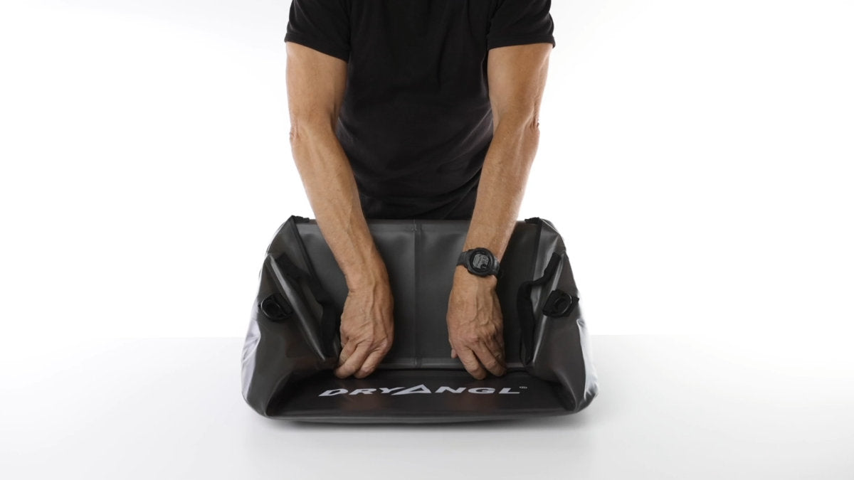 Video laden: Du möchtest deine Dryangl GearTub nach dem Einsatz kompakt und sauber verstauen? In diesem kurzen Video zeigen wir dir Schritt für Schritt, wie du die GearTub optimal faltest – für minimalen Platzbedarf und maximale Ordnung. Ideal für unterwegs, beim Camping oder im VanRobustes Material – clever faltbar. Perfekt für Neopren, nasse Kleidung &amp; Sportausrüstung. Mehr Infos: www.dryangl.de#geartub #drybag #dryangl #surflife #vanlife