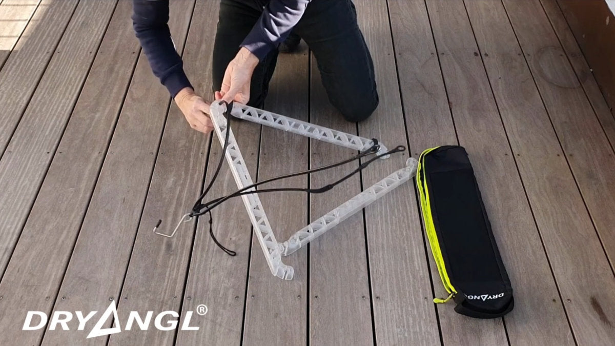 Video laden: In diesem Video zeigen wir dir, wie du den Dryangl Hanger in wenigen Sekunden einsatzbereit machst. Kein Werkzeug, kein Stress – einfach ausklappen, fixieren und loslegen! Ultraleicht &amp; kompakt. Ideal für Neoprenanzug, Kite-Zubehör &amp; Outdoor-Equipment! Für Vanlife, Camping &amp; Strand – immer einsatzbereit. Mehr Infos: www.dryangl.de #dryangl #hanger #surfequipment #outdoorlife #kitegear