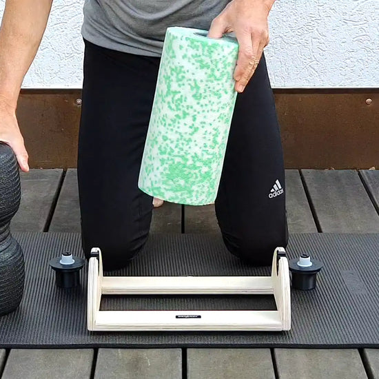 Anwendungsvideo zum Rollenwechsel: Ein Nutzer demonstriert den schnellen Austausch zwischen einer Blackroll Twin und einer Blackroll Med im SmartRoller, ermöglicht durch die Nutzung von zwei separaten Innenrohren.