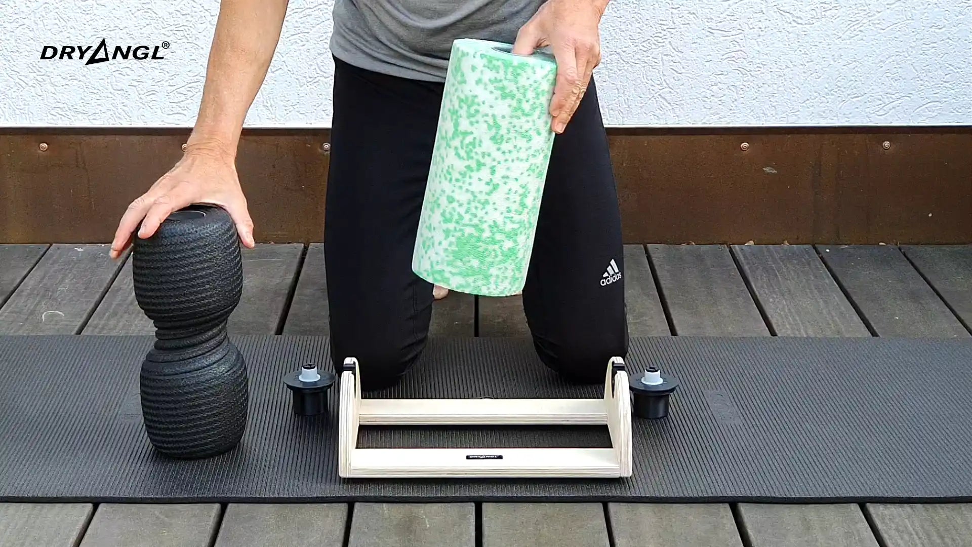 Anwendungsvideo zum Rollenwechsel: Ein Nutzer demonstriert den schnellen Austausch zwischen einer Blackroll Twin und einer Blackroll Med im SmartRoller, ermöglicht durch die Nutzung von zwei separaten Innenrohren.