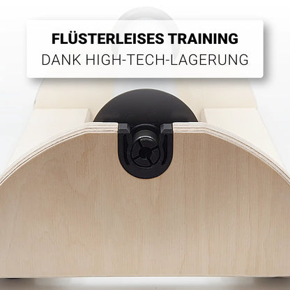 Detailaufnahme der Drehachs-Lagerschale des SmartRollers: Passgenaue Führung für 50mm Blackroll-Kerne in einer robusten Halterung aus Multiplex Birke für flüssige Rotationsbewegungen.